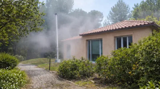 Maison protégée contre les feux de forêt grâce à une solution de brouillard dense REPLI