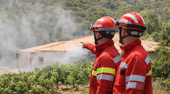 Site professionnel exposé aux feux de forêt protégé par une solution sur mesure REPLI